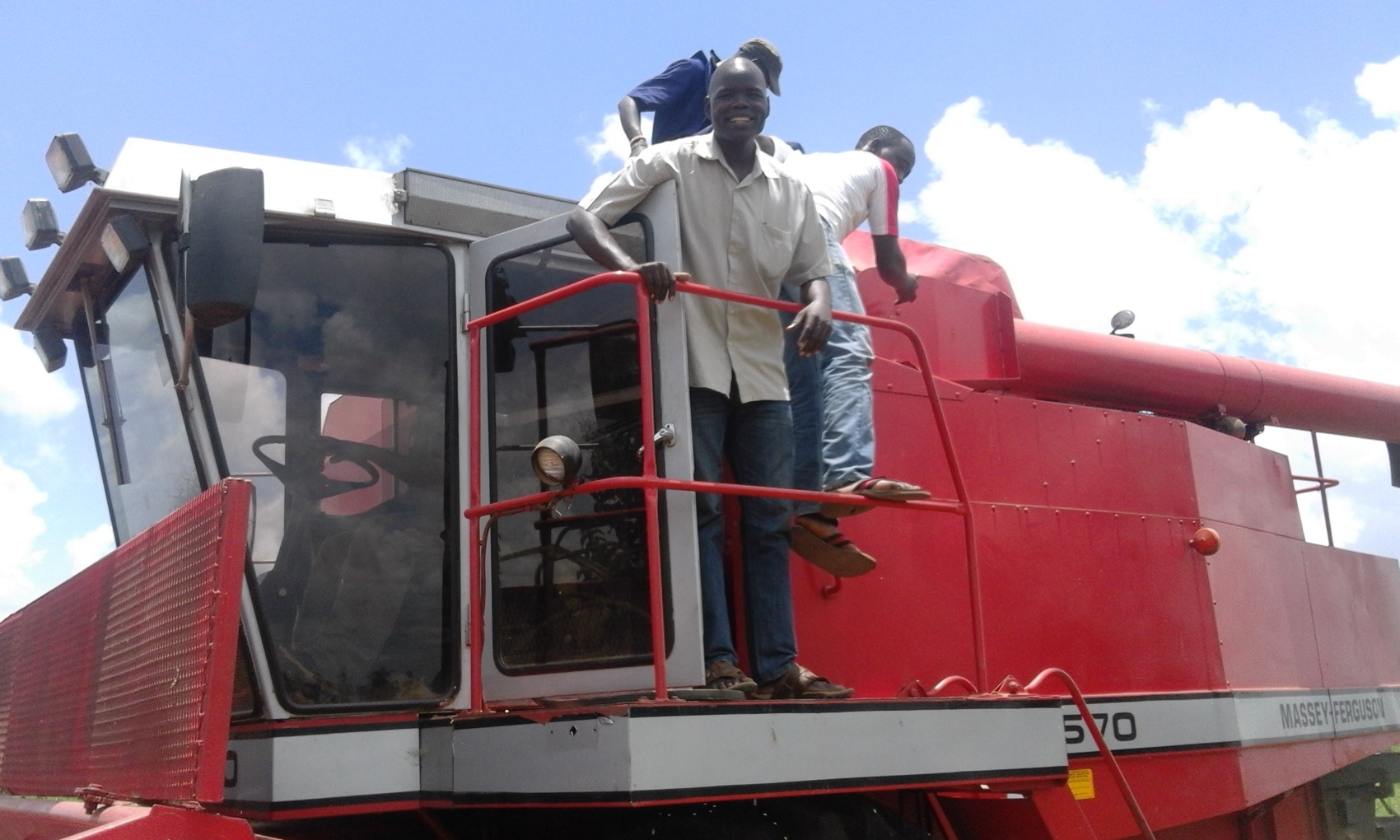 MF 570 Combine